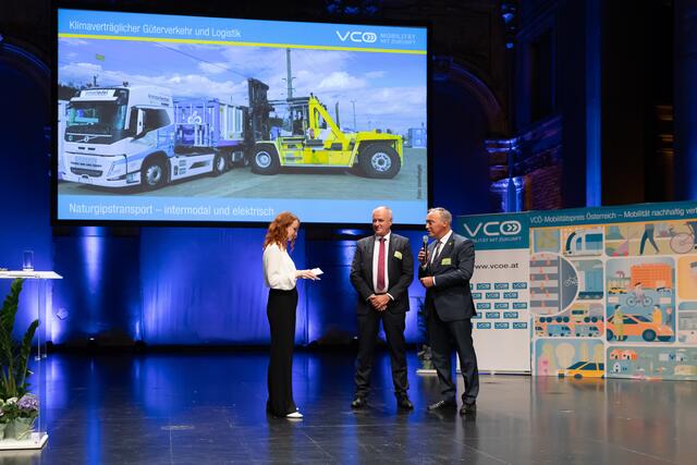 lnnofreight und Knauf wurden in der Kategorie "Klimaverträglicher Güterverkehr und Logistik" ausgezeichnet. | Foto: VCÖ - Mobilität mit Zukunft/APA-Fotoservice/Jana Madzigon