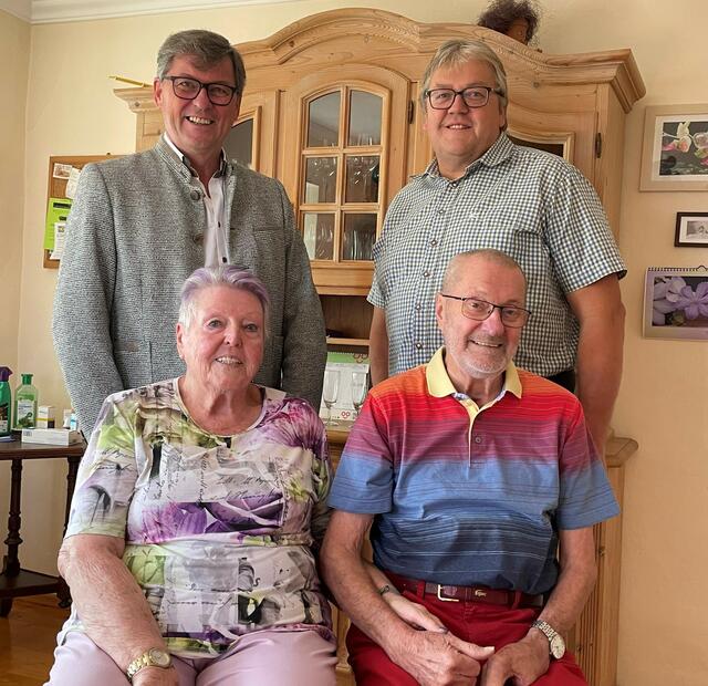 Bürgermeister Peter Grafeneder und Vizebürgermeister Manfred Mitmasser,
Vorne: Gattin Gerlinde Moser u. Jubilar Josef Moser | Foto: Gemeinde Marbach