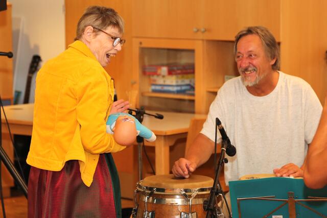 Sichtlich Spaß hatten die Bewohnerinnen und Bewohner mit den Musikern der Band Garuda. | Foto: Eckhart Herbe