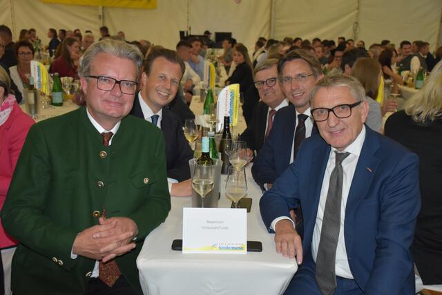 Landeshauptmann Christopher Drexler mit Karlheinz Kornhäusl, Gerhard Wohlmuth, Joachim Schnabel und Josef Herk. (v.l.) | Foto: MeinBezirk/Fischer/Gady