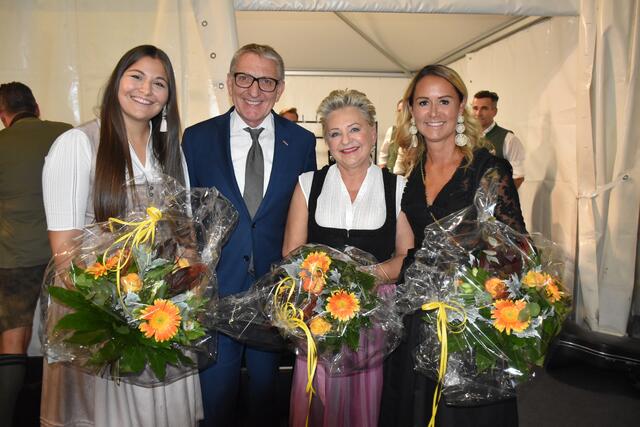 Blumenkavalier Josef Herk mit Alexandra und Irmi Kindermann sowie Elisabeth Adam. | Foto: MeinBezirk/Fischer/Gady