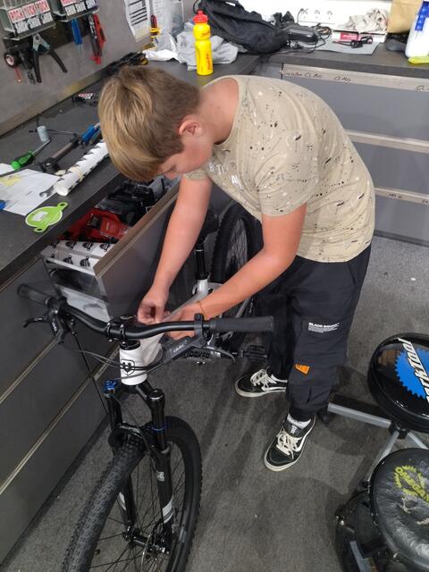 Auch in die Fahrradmechatronik konnte hineingeschnuppert werden. | Foto: MS Großsteinbach