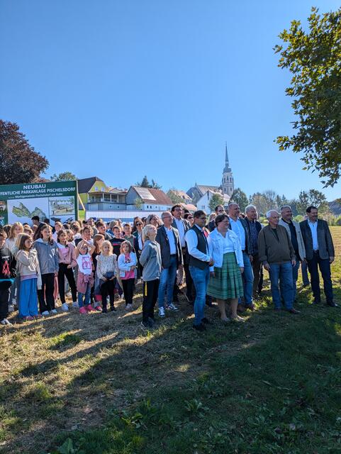 Spatenstichfeier im Zentrum Pischelsdorf mit Ehrengästen und vielen zukünftigen Nutzern der Anlage.  | Foto: Foto: MS Pischelsdorf