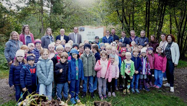 LR René Zumtobel (hintere Reihe, 5. v.li) und Bgm Herbert Schafferer (hintere Reihe, 4. v.li) mit Kindern der VS Rinn, Lehrpersonen und Mitgliedern des Umweltausschusses der Gemeinde | Foto: © Land Tirol/Hörmann