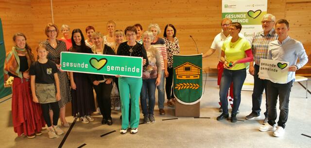Von links: Hana Lerchbaumer mit Tochter, Katrin Ebner (AK-LeiterInnen), Mag.a Ursula Blunder (GF FamiliJa), Michaele Kemmer (Pysiotherapeutin), LR Dr.in Beate Prettner (Gesundheitsreferentin), Dahinter Akteure “Gesunde Gemeinde” Stall; ganz rechts: Thomas Zraunig (Gemeindesachbearbeiter) und Peter Ebner (Bürgermeister Stall) | Foto: Heidi Schober