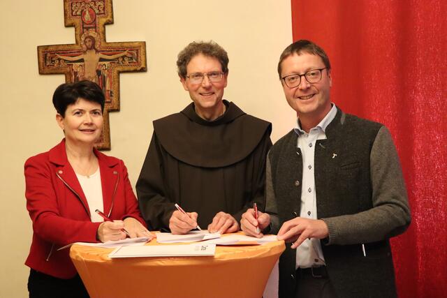 Caritas Direktorin Elisabeth Rathgeb, Pater Martin Bichler und Dekan Franz Troyer bei der Unterzeichnung der Kooperationsvereinbarung. | Foto: Lea Mayr 