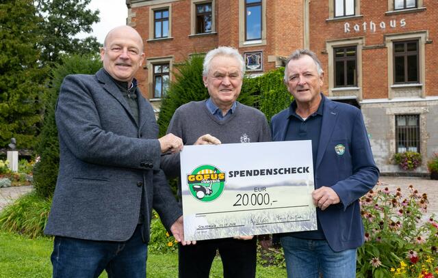 Schladming bekommt einen neuen Fußballplatz: Bürgermeister Hermann Trinker, Torwartlegende Sepp Maier und Gofus-Vorstandsmitglied Franz Zefferer | Foto: KK