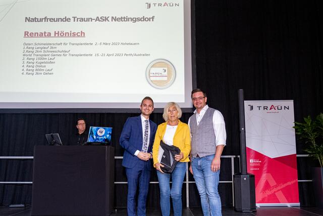 Bürgermeister Karl-Heinz Koll und Sportstadtrat Julian Traussner gratulieren der erfolgreichen Para-Sportlerin Renata Hönisch. | Foto: www.jochenlorenz.at