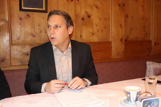 Stadtrat Christian Kovacevic kritisiert die "Schuldzuweisungen" von Bürgermeister Michael Riedhart scharf. | Foto: Nimpf