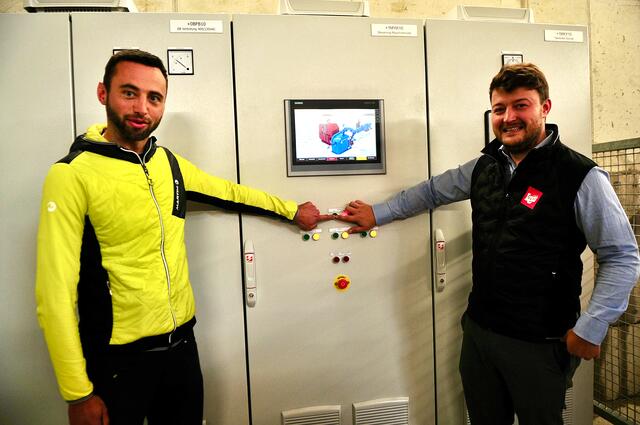 Symbolischer Start für die Anlagen: Bgm. Thomas Suitner und Eigentumer Edi Fröschl drückten auf den Knopf! | Foto: Hassl