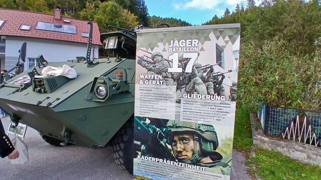 Ein Pandur-Panzer konnte bei der Angelobung besichtigt werden. | Foto: MeinBezirk/Hofmüller
