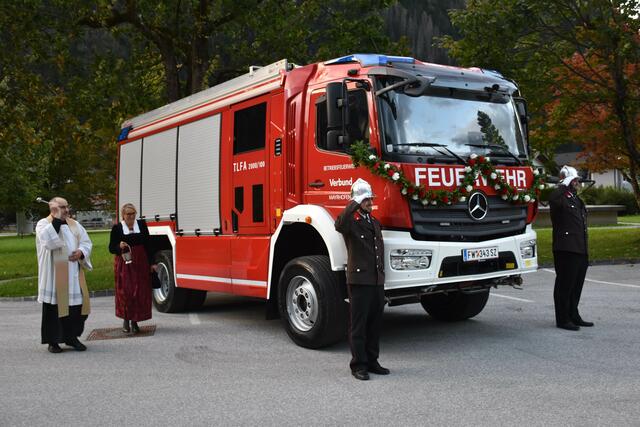 Die Segnung des Fahrzeugs wurde von Pfarrer Jürgen Gradwohl vorgenommen. Die Betriebsfeuerwehr darf sich freuen.  | Foto: ZOOM-Tirol