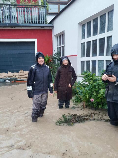 Stefan Richterschitz (r.) kämpft mit seinen Nachbarn in Scheibbs gegen die Fluten an. | Foto: privat