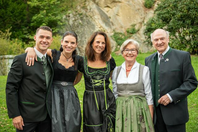 Mister Austria Alexander Höfler, Moderatorin Conny Kreuter, Vera Russwurm, HILFE IM EIGENEN LAND-Präsidentin Sissi Pröll, LH a.D. Dr. Erwin Pröll | Foto: Fotodesign-Winter.com