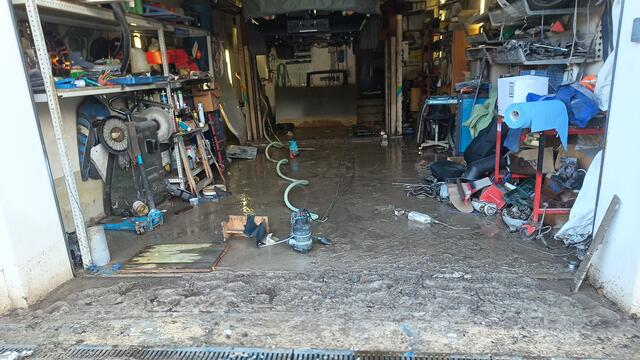 Stefan Richterschitz hatte in seiner Garage in Scheibbs mit dem verheerenden Hochwasser zu kämpfen. Dafür wurde er jetzt mit einer anonymen Anzeige und einer Geldstrafe "belohnt".