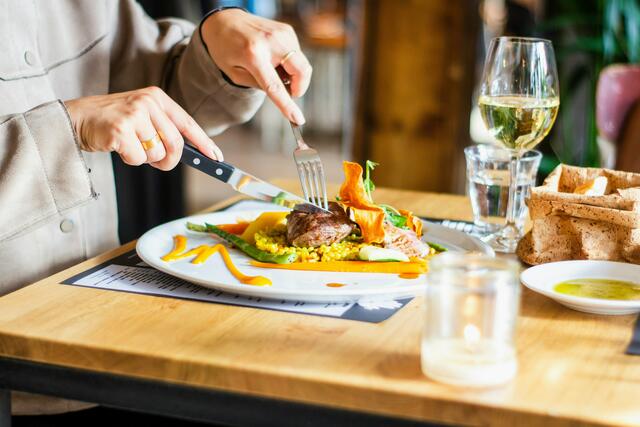 In Innsbruck müssen Studierende nach der Schließung der Mensen auf Restaurants und mitgebrachtes Essen ausweichen.  | Foto: Unsplash/Symbolbild