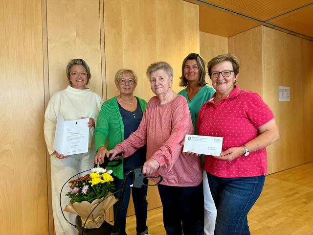 Monika Mayrhofer, Monika Barrow, Roswitha Ledwina und Margit Auer (v.l.) mit Jubilarin Leopoldine Hahn | Foto: PBZ Raabs