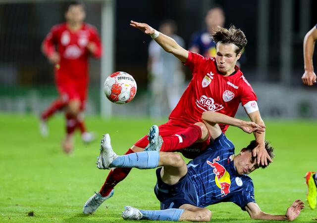 Florian Prohart (Kapfenberg) und Zeteny Jano (Liefering) in vollem Einsatz | Foto: GEPA pictures