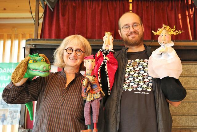 Weltbürger und Maschenknüpfer im Integrationsnetz: Die Puppenspieler Gerti und Max Tröbinger, natürlich auch im Festl-Einsatz. | Foto: Eckhart Herbe