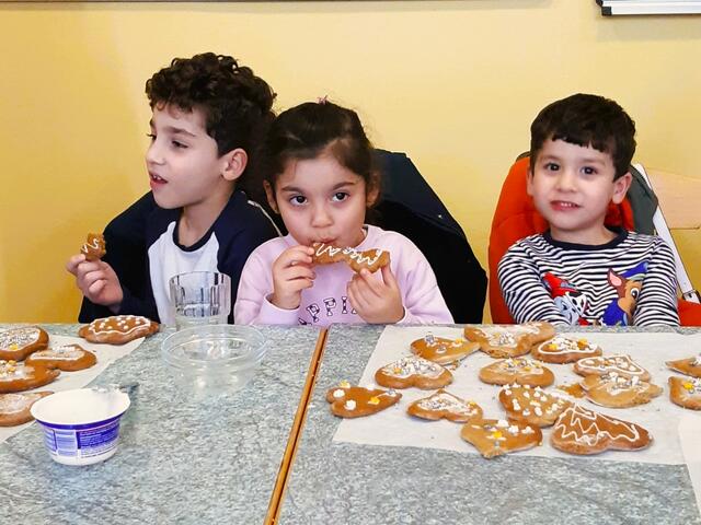 Selbstfabrizierte Kekse schmeckten diesen drei syrischen Neubürgern von St. Georgen ganz besonders. | Foto: Hilde Straussberger