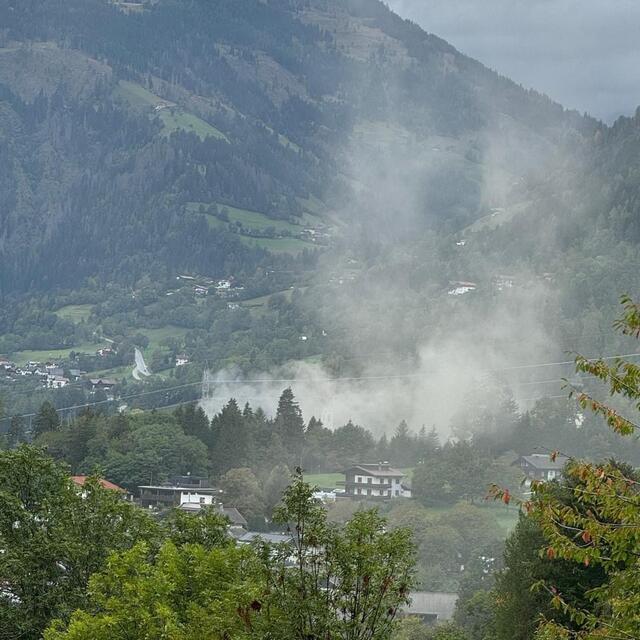 Am Donnerstagnachmittag kam es in Dölsach zu einem Großbrand in einem Firmengebäude. Das Feuer war im Bereich des Daches und des Kamins ausgebrochen. | Foto: Simon Gütl/FF Dölsach