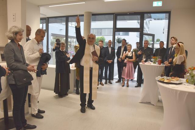 Die Segnung der neuen Räumlichkeiten nahm Bischof Wilhelm Krautwaschl vor. | Foto: MeinBezirk/Waltraud Fischer