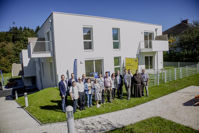 Thomas Wahl, Thomas Wahl Immobilien, Florian Stamminger, WETgruppe, Maria Esterka, zukünftige Mieterin, Franz Esterka, zukünftiger Mieter, Manfred Schaufler, WETgruppe, Marlies Reichhart, zukünftige Mieterin, Hermine Leitinger, zukünftige Mieterin, Manfred Leitinger, zukünftiger Mieter, Michael Strasser, Bürgermeister, Monika Fürst, Vizebürgermeisterin, Andreas Hanger, Abgeordneter zum Nationalrat, Christian Rädler, Geschäftsführer WETgruppe, Bernhard Hannes Eggl, Architekt, Pater Georg Bakowski und Manfred Schimpl, Bürgermeister aD (v. li.). | Foto: WET