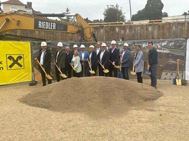 In Ybbs in der Trewaldstraße fand der Spatenstich für 27 neue Wohnungen statt.