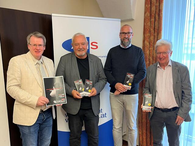 Peter Wedenig, Martin Hochegger, Michael Posseger und Franz Höllinger untersützen tatkräftig.  | Foto: Pierina Pizzato 
