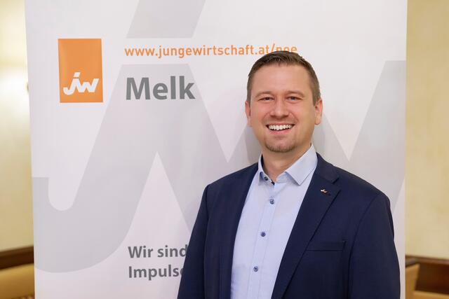 Bildtext: Bezirksvorsitzender Florian Weigl wünscht sich spürbare Steuersenkungen und weniger Bürokratie für die Junge Wirtschaft. | Foto: Philipp Monihart