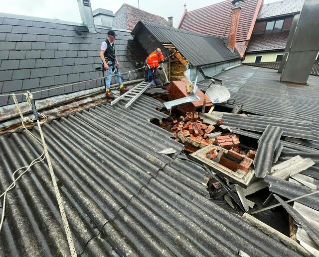 Am Voitsberger Hauptplatz stürzte ein Kamin in einen darunterliegenden Gewerbebetrieb. | Foto: FF Voitsberg