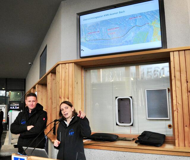 Die techischen Details der Anlagen wurden von Expertinnen und Experten der ausführenden Firmen erläutert. | Foto: Hassl