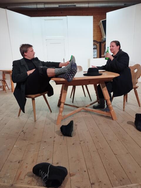 Die Gräber Schaufe und Schippe im Wirtshaus. | Foto: Theaterverein Thaur