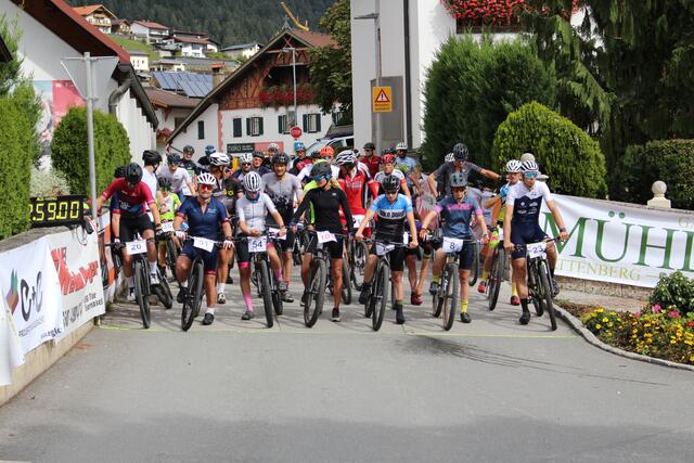 Startschuss für das Mountainbike-Rennen auf die Thaurer Alm: 70 Radsportfreunde nahmen an dem herbstlichen Sportevent teil.