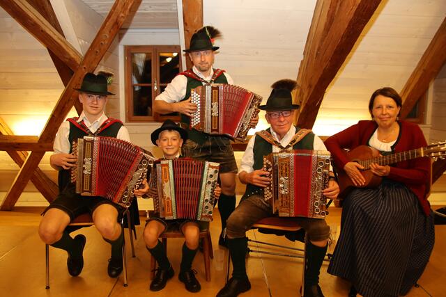 Besonderer Auftritt der Generationen-Musi von Sepp Laimer (2. v. r.) aus Abersee im Rahmen von "Herbstln tuats".