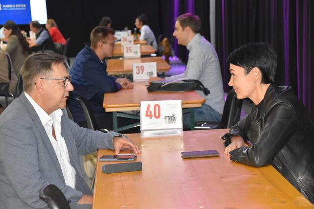 Unternehmerinnen und Unternehmer aus verschiedenen Branchen netzwerkten bei "Topf sucht Deckel". | Foto: Michael Strini