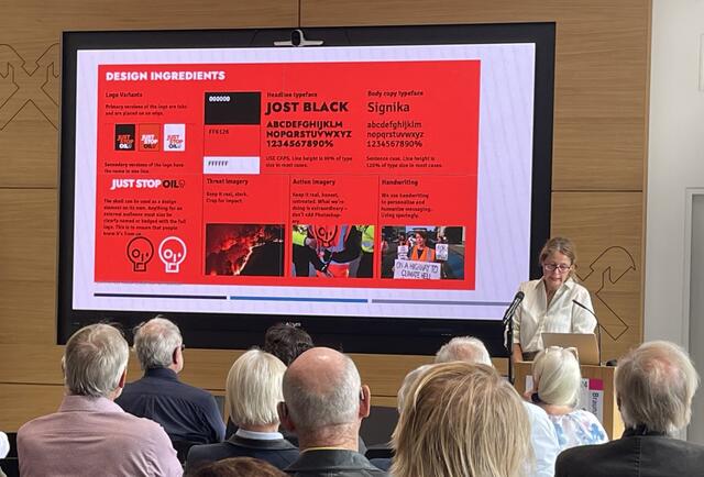 Maria-Christina Nimmerfroh, Technische Hochschule Mittelhessen, Gießen, Psychologin &amp; Publizistin 

Die Präsentation zeigt die  Original Corporate Design Vorlage von Just Stop Oil.   | Foto: Josef Goldhofer