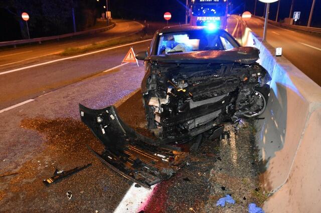 Ein Fahrzeug kollidierte in der Nacht auf Samstag, 28. September, mit einem anderen. Der Lenker des ersten Wagens war stark alkoholisiert.  | Foto: LPD Wien