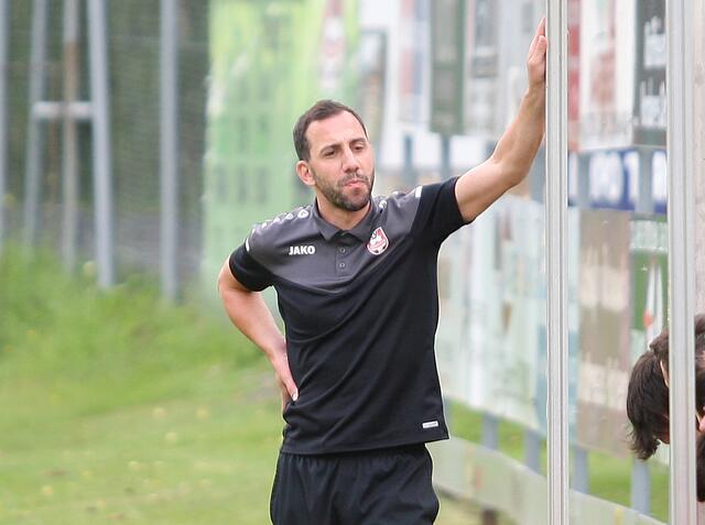 Relaxed! Umhausen-Trainer René Reinstadler darf sich über einen 1:0-Sieg bei Union Innsbruck freuen. | Foto: Peter Leitner