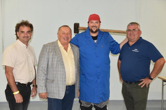 Da Petutschnig Hons in Riedlingsdorf: Vizebürgermeister Dietmar Zapfel, Bürgermeister Wilfried Bruckner, Petutsching Hons und Kulturvereinsobmann Dietmar Ringbauer