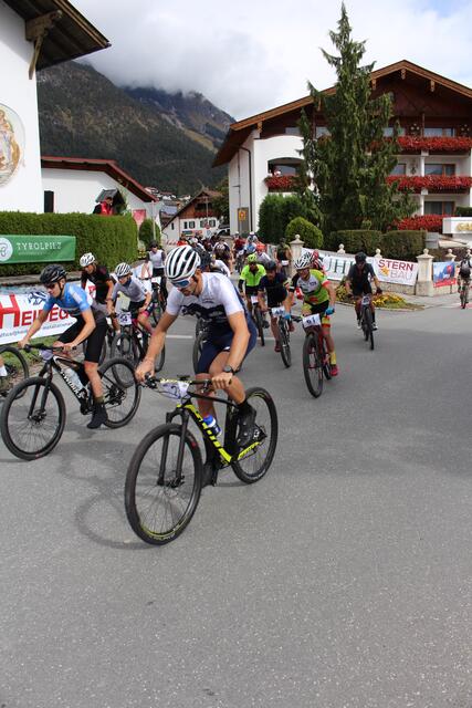 Nach dem Rennen lockte ein umfangreiches Kuchenbuffet auf der Alm, wo die Sportler den Tag gemeinsam ausklingen ließen.
