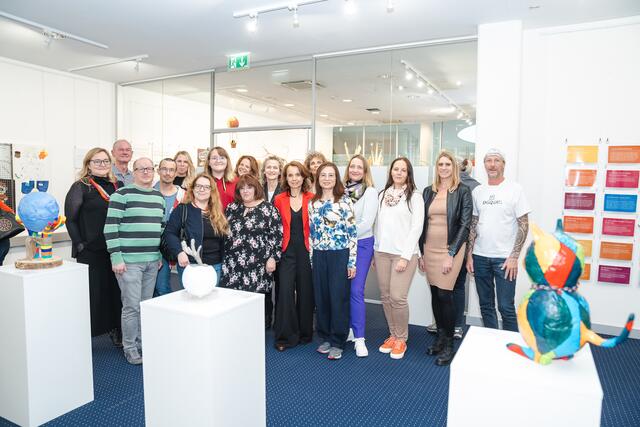 Künstlerinnen und Künstler sowie Begleiterinnen und Begleiter sowie Verantwortliche fürs Projekt MeinRat und für die Lebenshilfe Bruck-Kapfenberg (Alea+partner-GF Cäcilia Lovis (4.v.r.), MeinRat-PL Monika Halsegger-Hofer (3.v.r.), Leiter des Kuschain Andreas Legat-Habacher). | Foto: Ekatarina Paller