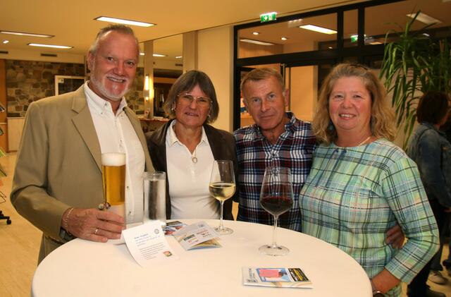 Robert und Helga Holzer mit Leopold Rauchöcker und Barbara Pfiel. | Foto: Christian Nowotny