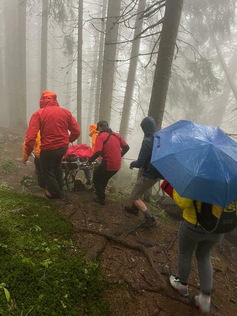 Die 72-Jährige musste mit einer Gebirgstrage ins Tal gebracht werden. | Foto: ZOOM.TIROL