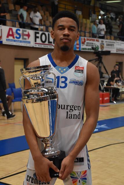 Kalil Thomas mit dem Pokal | Foto: Michael Strini