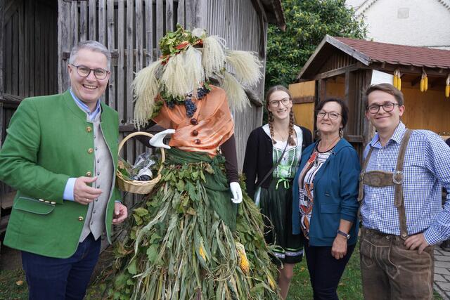 Bürgermeister Markus Ulram mit Viki, Christine Jozsa und Martin Mayer, und in der Bildmitte die Herbstkönigin ganz aus Kukuruz. Die Idee samt Ausführung stammt von Christine Jozsa | Foto: Andrea Glatzer