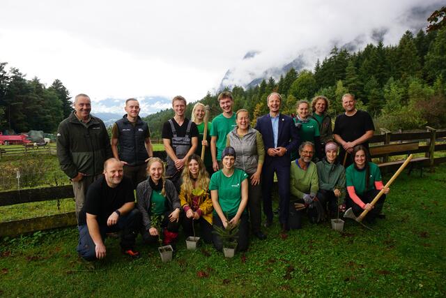 Nicht nur der Alpenverein freute sich über so viele tolle Helferinnen und Helfer, auch Bürgermeister Johannes Anzengruber bedankte sich bei einem Besuch am Planötzenhof bei den Freiwilligen.  | Foto: MeinBezirk/ Lisa Kropiunig