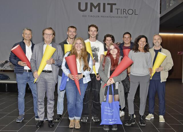 Im Bild links Mag. Michael Gsaller (Stadtmarketing Hall in Tirol) und Dr. Werner Schiffner (Obmann Tourismusverband Region Hall-Wattens) sowie im Bild von rechts Univ.-Prof. Dr. Gerhard Müller, MSc, (Senatsvorsitzender der Privatuniversität UMIT TIROL) und Mag. Petra Pöschl (Stadtmarketing Hall in Tirol). | Foto: Stadtzeitung Hall in Tirol