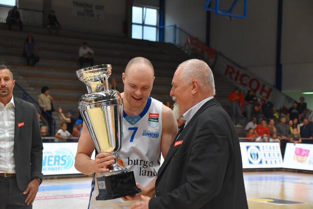 Kapitän Sebastian Käferle übernahm den Supercup-Pokal von Basketball Austria-Präsident Helmut Niederhofer. | Foto: Michael Strini
