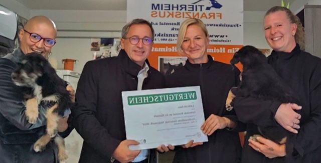 Martina Weixler und Johannes Schmid übergaben Nina Mocnik und Petra Eisl Tierfutter im Wert von 1.000 Euro. | Foto: Gemeinde Rosental